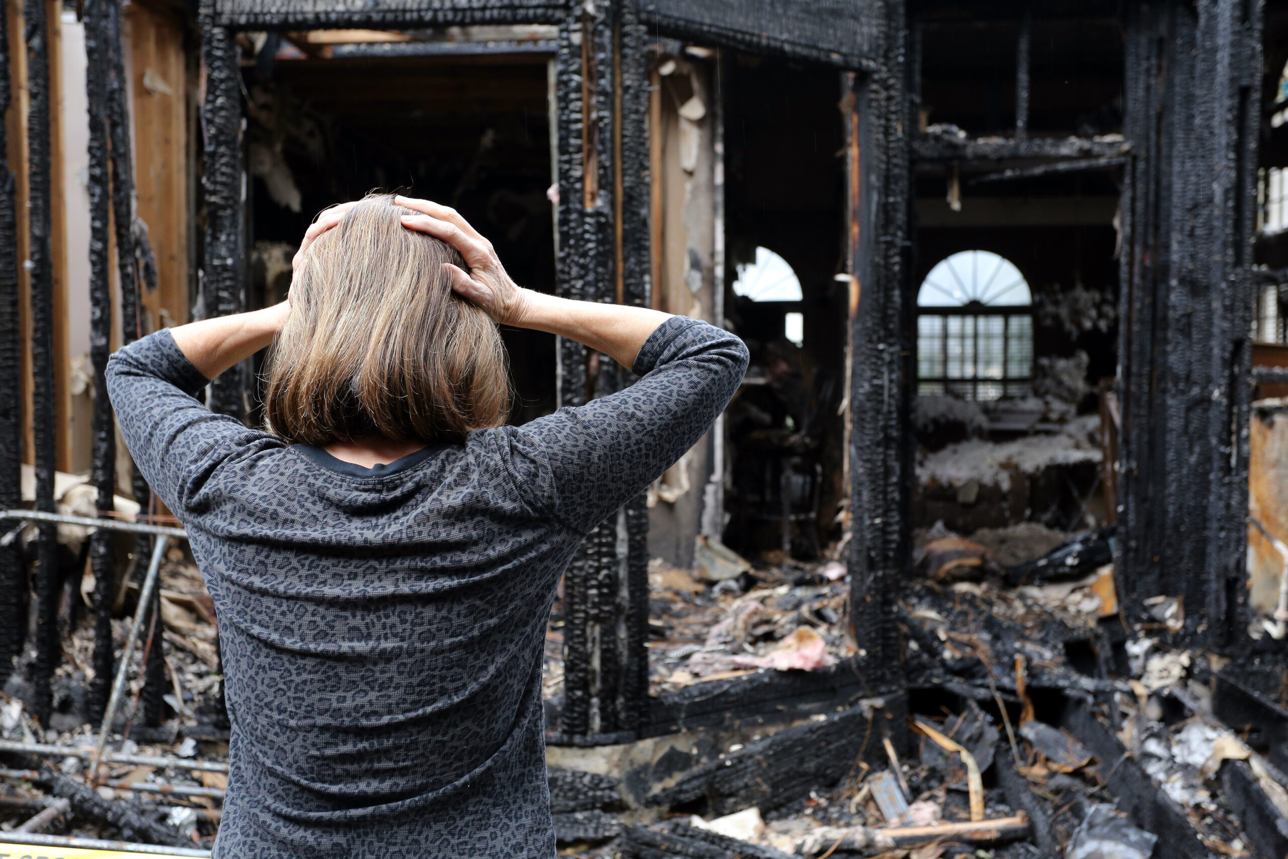 Dommages causés par un incendie domestique : murs noircis, mobilier brûlé, intervention d’un expert après sinistre.